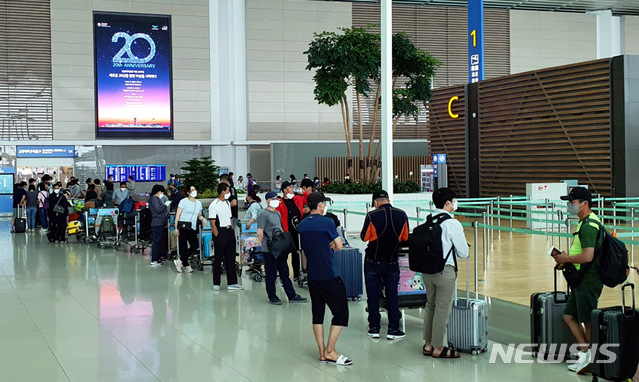 [인천공항=뉴시스]홍찬선 기자 = 코로나19의 장기화로 승객이 급감한 인천공항 출국장이 지난 11일 오전 승객들로 붐비고 있다. 2021.06.11 mania@newsis.com