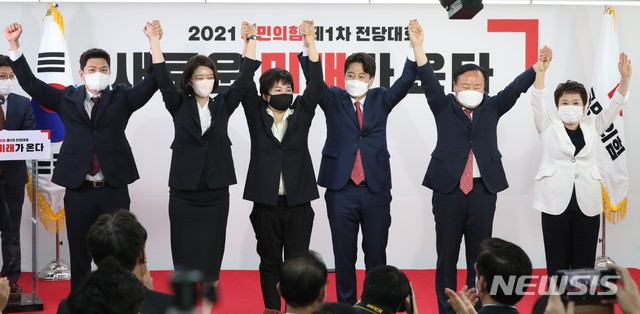 [서울=뉴시스]국회사진기자단 = 이준석(왼쪽 네번째) 국민의힘 신임 당대표를 비롯한 새 지도부가 11일 오전 서울 여의도 중앙당사에서 여린 전당대회에 참석해 만세를 부르고 있다. 2021.06.11. photo@newsis.com
