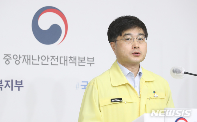 [세종=뉴시스]강종민 기자 = 윤태호 중앙사고수습본부 방역총괄반장이 지난 11일 오전 정부세종청사에서 열린 코로나19 대응 정례브리핑에서 사회적 거리두기 조정 방안에 대해 설명하고 있다. 2021.06.11. ppkjm@newsis.com