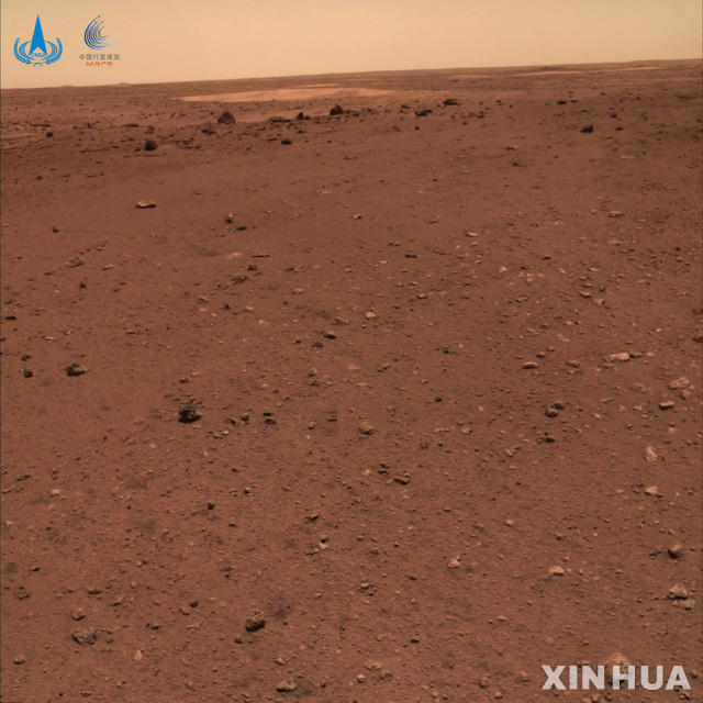 [베이징=신화/뉴시스] 11일 중국국가항천국(CNSA)이 공개한 화성 사진. 이 사진은 화성 탐사차량(로버) '주룽(祝融)‘호가 촬영한 것으로, 화성 표면 모습이 담겨있다. 2021.06.11