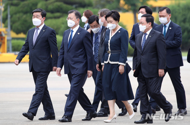 [성남=뉴시스]김진아 기자 = 영국 G7 정상회의 및 오스트리아, 스페인 국빈방문을 위해 출국하는 문재인 대통령과 부인 김정숙 여사가 11일 오후 경기도 성남시 서울공항에 도착해 의전실로 이동하고 있다. 2021.06.11. bluesoda@newsis.com