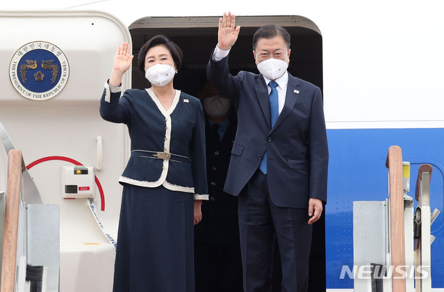 [성남=뉴시스]김진아 기자 = 영국 G7 정상회의 및 오스트리아, 스페인 국빈방문을 위해 출국하는 문재인 대통령과 부인 김정숙 여사가 11일 오후 경기도 성남시 서울공항에서 전용기에 올라 손을 흔들고 있다. 2021.06.11. bluesoda@newsis.com