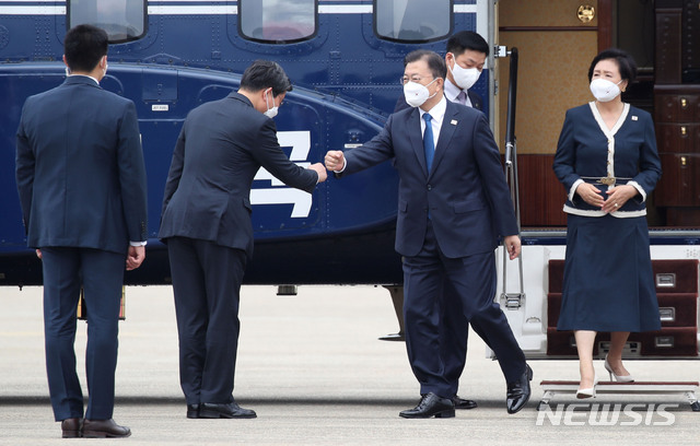 [성남=뉴시스]김진아 기자 = 영국 G7 정상회의 및 오스트리아, 스페인 국빈방문을 위해 출국하는 문재인 대통령과 부인 김정숙 여사가 11일 오후 경기도 성남시 서울공항에 도착해 전해철 행정안전부 장관과 인사를 하고 있다. 2021.06.11. bluesoda@newsis.com