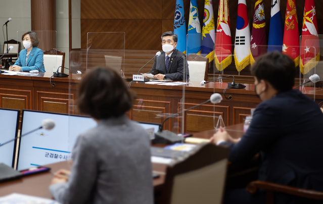 [서울=뉴시스] 고승민 기자 = 국방부는 11일 군 검찰 수사심의위원회 위원을 위촉하고 21년도 제1차 심의위원회를 개최했다고 밝혔다. 군 검찰 수사심의위원회에는 김소영 위원장(전 대법관)을 비롯한 시민단체, 학계, 법조계, 언론계 등 전문가들이 위원으로 위촉됐다. (사진=국방부 제공) 2021.06.11. photo@newsis.com *재판매 및 DB 금지