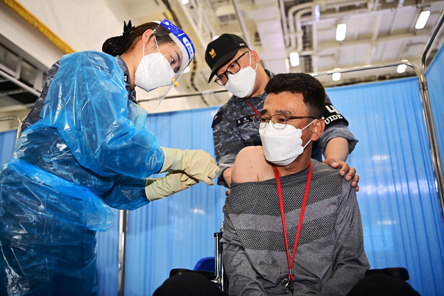 [서울=뉴시스] 고승민 기자 = 대한민국 해군은 지난 11일 목포항 대불부두에서 코로나19 백신수송지원본부, 전라남도와 공동으로 한산도함을 동원한 도서지역 백신접종 모의훈련을 시행했다고 밝혔다. 실제 백신접종 지원은 오는 14일부터 30일까지 낙도 및 무의 도서지역 30세 이상 주민 638명을 대상으로 진행된다. (사진=해군 제공) 2021.06.11. photo@newsis.com *재판매 및 DB 금지