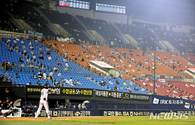 [서울=뉴시스]조수정 기자 = 11일 오후 서울 잠실야구장에서 열린 프로야구 2021 KBO리그 두산베어스 대 LG 트윈스 경기, 관중석의 현장 관람객들이 경기를 보고 있다. 오는 14일부터 실외스포츠경기장 입장 가능 관중 수가 늘어 사회적 거리두기 1.5단계 적용 지역은 전체 좌석 50%, 수도권 등 2단계 지역은 30%까지 입장 가능하다.  2021.06.11. chocrystal@newsis.com