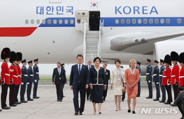 [콘월(영국)=뉴시스]박영태 기자 = G7 정상회의에 참석하는 문재인 대통령과 부인 김정숙 여사가 11일(현지시간) 영국 콘월 뉴키 공항에 도착해 전용기에서 내리고 있다. 2021.06.12. since1999@newsis.com