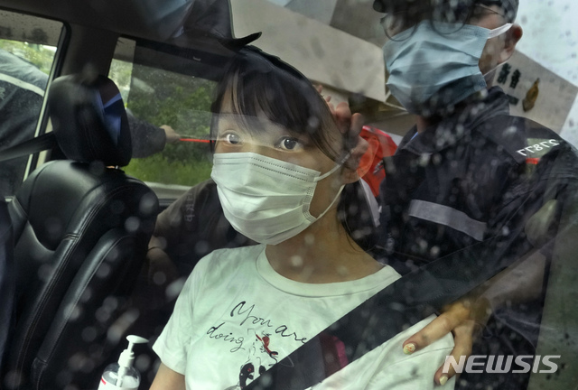 [홍콩=AP/뉴시스]지난 12일 홍콩의 대표적인 민주 활동가 아그네스 차우가 석방됐다. 2021.06.13.