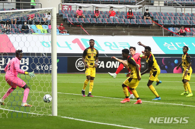 [서귀포=뉴시스]우장호 기자 = 12일 오후 제주 서귀포시 제주월드컵경기장에서 열린 하나은행 초청 올림픽대표팀 대한민국 대 가나의 친선경기, 대한민국 이상민이 팀 첫번째 골을 넣고 있다. 2021.06.12. woo1223@newsis.com