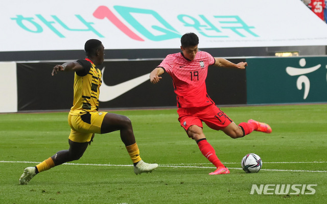 [서귀포=뉴시스]우장호 기자 = 12일 오후 제주 서귀포시 제주월드컵경기장에서 열린 하나은행 초청 올림픽대표팀 대한민국 대 가나의 친선경기, 대한민국 조규성이 슛 하고 있다. 2021.06.12. woo1223@newsis.com