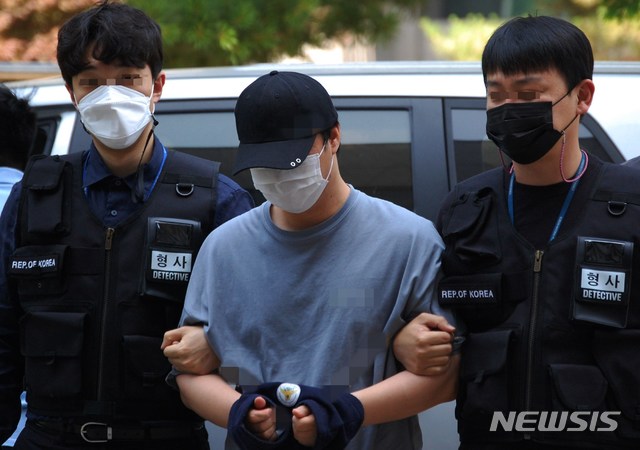 [인천=뉴시스] 김동영 기자 = 인천에서 5살 남자 아이를 학대해 중상해를 입힌 혐의를 받는 20대 계부가 13일 오후 구속 전 피의자 심문을 받기 위해 인천지법에 모습을 드러냈다. 2021. 6.13. dy0121@newis.com