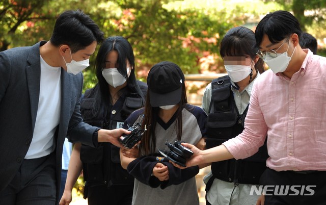 [인천=뉴시스] 김동영 기자 = 인천에서 5살 남자 아이를 학대해 중상해를 입힌 혐의를 받는 20대 친모가 13일 오후 구속 전 피의자 심문을 받기 위해 인천지법에 모습을 드러냈다. 2021. 6.13. dy0121@newis.com
