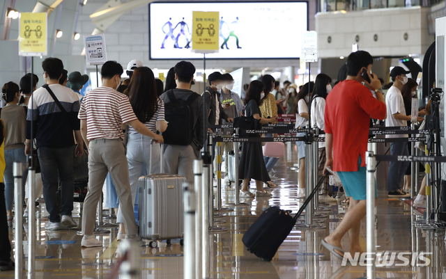 [서울=뉴시스]정병혁 기자 = 지난 13일 서울 강서구 김포국제공항 국내선 청사를 찾은 여행객들이 탑승 수속을 밟기 위해 기다리고 있다. 2021.06.13. jhope@newsis.com