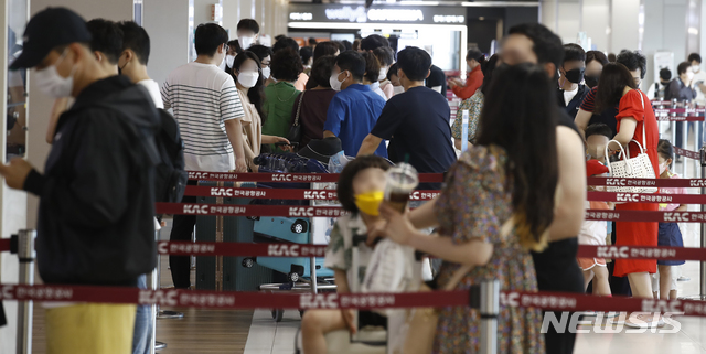 [서울=뉴시스]정병혁 기자 = 지난 13일 서울 강서구 김포국제공항 국내선 청사를 찾은 여행객들이 탑승 수속을 밟기 위해 기다리고 있다. 2021.06.13. jhope@newsis.com