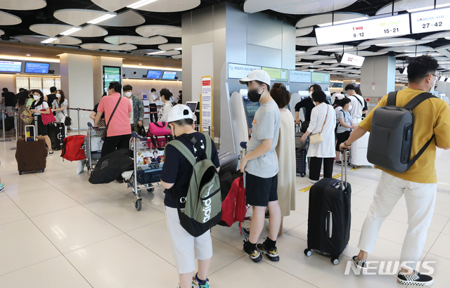 [서울=뉴시스]정병혁 기자 = 서울 강서구 김포국제공항 국내선 청사를 찾은 여행객들이 탑승 수속을 밟기 위해 기다리고 있다. 2021.06.13. jhope@newsis.com