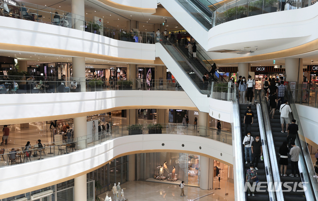 백화점 3사 매출 일제히 상승…동행 세일 일단 성공적