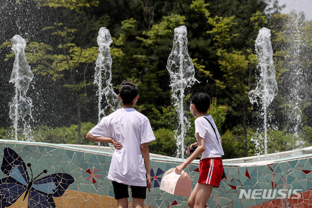 [서울=뉴시스]김병문 기자 = 초여름 날씨를 보인 지난 13일 오후 서울 광진구 서울어린이대공원 분수대에서 어린이들이 더위를 식히고 있다. 2021.06.13. dadazon@newsis.com