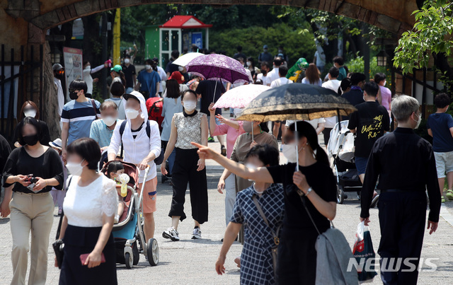 [서울=뉴시스]김병문 기자 = 13일 오후 서울 광진구 서울어린이대공원에서 시민들이 나들이 하고 있다. 2021.06.13. dadazon@newsis.com