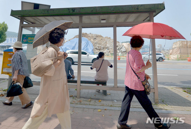 [광주=뉴시스] 변재훈 기자 = 13일 오전 광주 동구 학동 재개발 4구역 붕괴 참사 현장 건너편 버스정류장에서 행인들이 붕괴 잔해물 더미를 바라보고 있다. 2021.06.13 wisdom21@newsis.com