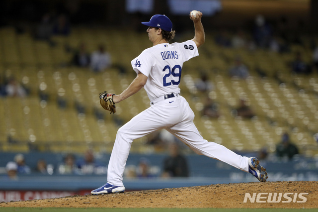 [로스앤젤레스=AP/뉴시스]LA 다저스 앤디 번즈가 13일(한국시간) 텍사스 레인저스와 경기에 9회 투수로 나와 공을 던지고 있다. 2021.06.13.