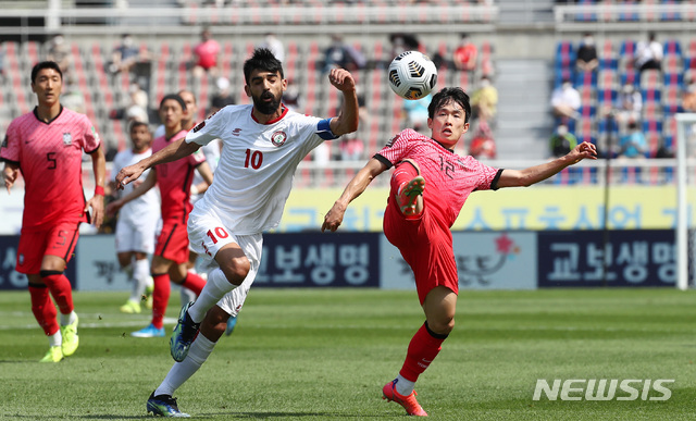 [고양=뉴시스]이영환 기자 = 13일 오후 경기 고양시 고양종합운동장에서 열린 2022년 FIFA 월드컵 아시아 지역 2차 예선 대한민국과 레바논의 경기 전반전, 대한민국 김문환이 볼다툼을 하고 있다. 2021.06.13. 20hwan@newsis.com