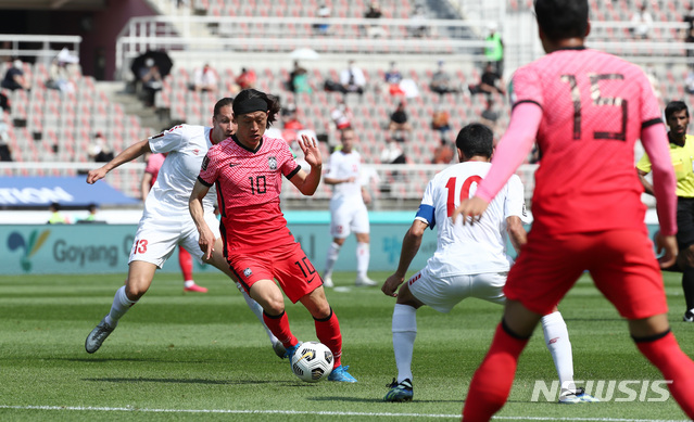 [고양=뉴시스]이영환 기자 = 13일 오후 경기 고양시 고양종합운동장에서 열린 2022년 FIFA 월드컵 아시아 지역 2차 예선 대한민국과 레바논의 경기 전반전, 대한민국 이재성이 드리블을 하고 있다.2021.06.13. 20hwan@newsis.com