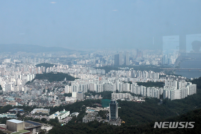 [서울=뉴시스]김병문 기자 = 서울 중구 남산서울타워에서 서울 시내 아파트 단지가 보이고 있다. 2021.06.13. dadazon@newsis.com