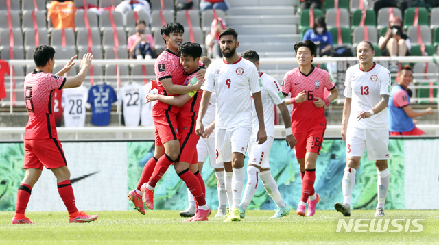 [고양=뉴시스]최진석 기자 = 13일 오후 경기 고양시 고양종합운동장에서 열린 2022년 FIFA 월드컵 아시아 지역 2차 예선 대한민국과 레바논의 경기, 대한민국 송민규가 골을 넣은 뒤 손흥민과 기뻐하고 있다. 2021.06.13. myjs@newsis.com