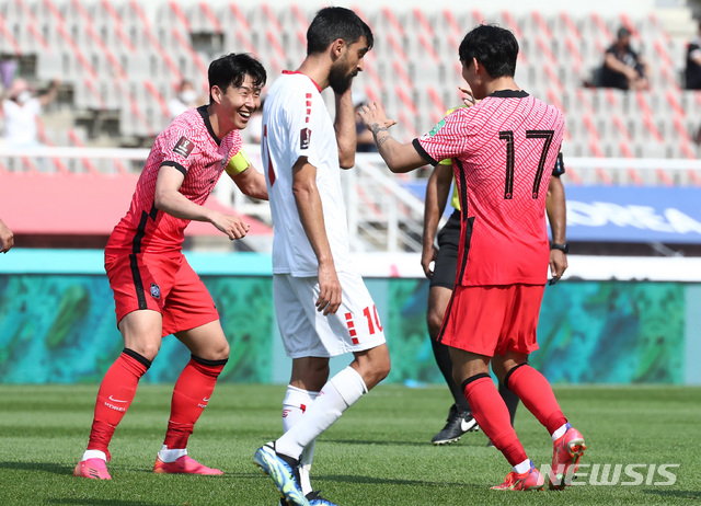 [고양=뉴시스]이영환 기자 = 13일 오후 경기 고양시 고양종합운동장에서 열린 2022년 FIFA 월드컵 아시아 지역 2차 예선 대한민국과 레바논의 경기 후반전, 대한민국 송민규가 동점골을 넣고 손흥민에게 안기고 있다.2021.06.13. 20hwan@newsis.com