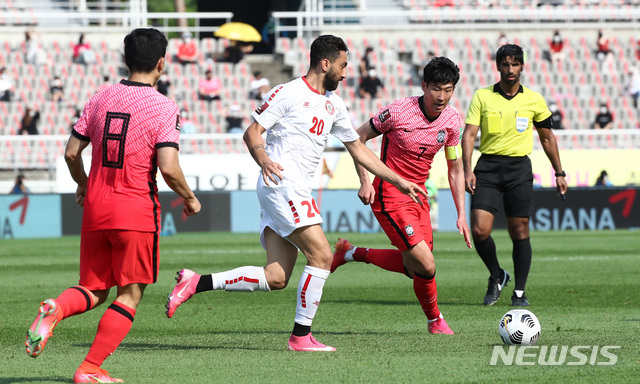 [고양=뉴시스]이영환 기자 = 13일 오후 경기 고양시 고양종합운동장에서 열린 2022년 FIFA 월드컵 아시아 지역 2차 예선 대한민국과 레바논의 경기 후반전, 대한민국 손흥민이 드리블을 하고 있다.2021.06.13. 20hwan@newsis.com