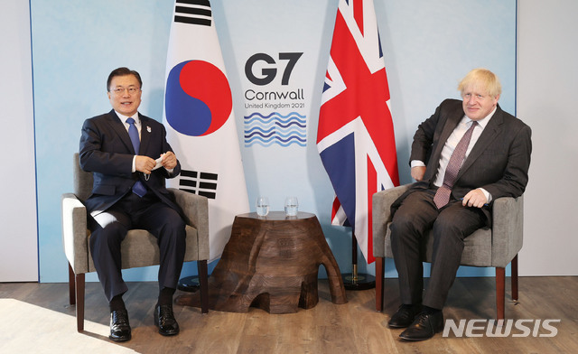 [콘월(영국)=뉴시스]박영태 기자 = G7 정상회의 참석차 영국을 방문 중인 문재인 대통령이 13일(현지시간) 영국 콘월 카비스베이 양자회담장에서 보리스 존슨 영국 총리와 한-영 정상회담을 하기 위해 마스크를 벗고 있다. 2021.06.13. since1999@newsis.com