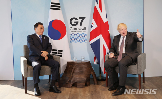 [콘월(영국)=뉴시스]박영태 기자 = G7 정상회의 참석차 영국을 방문 중인 문재인 대통령이 13일(현지시간) 영국 콘월 카비스베이 양자회담장에서 보리스 존슨 영국 총리와 한-영 정상회담을 하고 있다. 2021.06.13. since1999@newsis.com