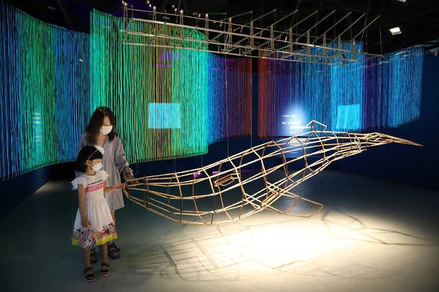 [부산=뉴시스]부산 신세계 센텀시티는 오는 9월 26일까지 백화점 6층 갤러리에서 미디어아트와 키네틱아트로 꾸미는 전시 '웨이브 스플래시(Wave Splash)를 진행한다고 14일 밝혔다. (사진=신세계 센텀시티 제공) *재판매 및 DB 금지