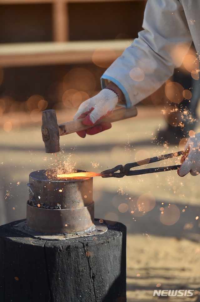[서울=뉴시스] 제철기술 복원실험 중 단야실험 광경 (사진=문화재청 제공) 2021.06.14. photo@newsis.com