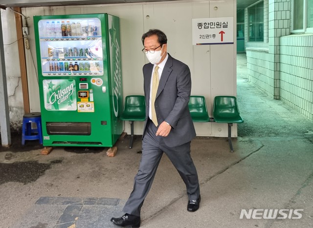 [의정부=뉴시스] 송주현 기자 = 공직선거법위반 혐의로 기소된 조광한 경기 남양주시장이 14일 오후 의정부지법에서 열리는 첫 재판을 받기 위해 법정으로 향하고 있다. 2021.06.14. atia@newsis.com