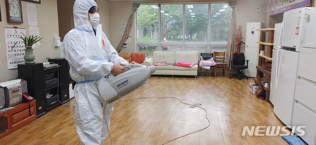 [경주=뉴시스] 이은희 기자= 경주시가 백신 접종자에게 경로당을 개방하기 전 방역작업을 하고 있다. (사진= 경주시 제공) 2021.6.14. photo@newsis.com
