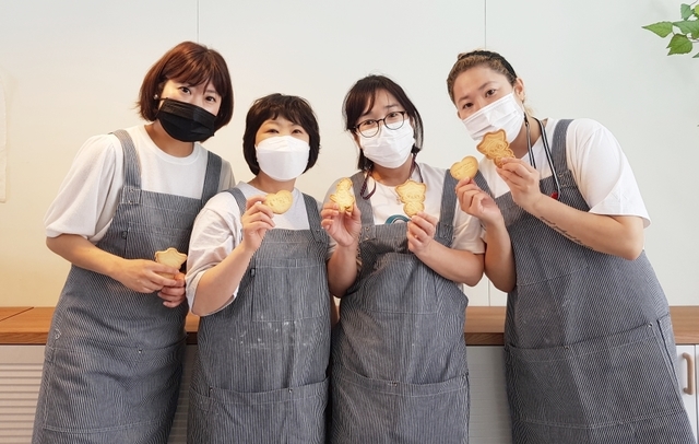 여성대학과정 이수 여성들, 제과·제빵 기술을 배워 창업했다. (사진=증평군 제공) *재판매 및 DB 금지
