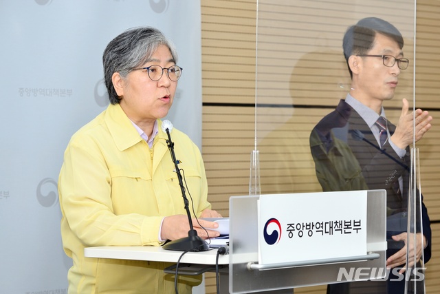 [서울=뉴시스]정은경 질병관리청장 겸 코로나19 예방접종대응추진단장이 14일 오후 충북 오송 질병관리청에서 브리핑을 하고 있다. (사진=질병관리청 제공) 2021.06.14. photo@newsis.com