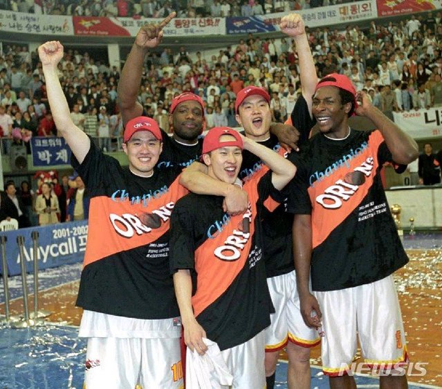 [서울=뉴시스] 2001-02 챔피언결정전 오리온스 vs sk 오리온스 우승 세레모니. 왼쪽부터 김병철, 페리맨, 김승현, 전희철, 힉스. (사진=KBL 제공)