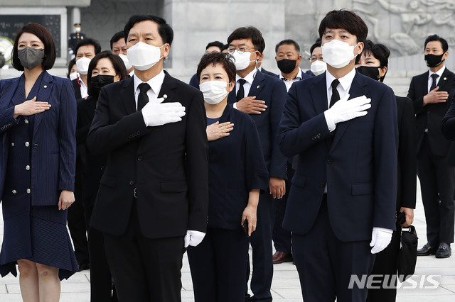 [대전=뉴시스]최동준 기자 = 국민의힘 이준석 대표, 김기현 원내대표 등 당 지도부들이 14일 대전 유성구 국립대전현충원을 찾아 참배한 후 국기에 대한 경례를 하고 있다. 2021.06.14. photocdj@newsis.com