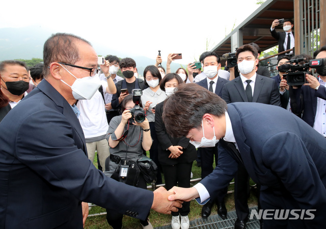 [대전=뉴시스]최동준 기자 = 이준석 국민의힘 대표가 6월 14일 대전 유성구 국립대전현충원 천안함 46용사 묘역을 참배한 후 유가족과 인사하고 있다. (공동취재사진) 2021.07.05. photo@newsis.com