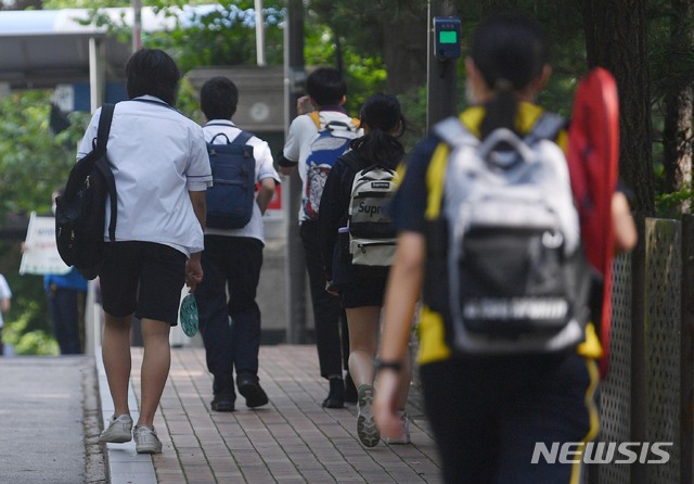 [서울=뉴시스]사진공동취재단 = 지난 2021년 6월14일 서울 강남구 언주중학교에서 학생들이 등교를 하고 있는 모습. 2021.06.14. photo@newsis.com **기사 내용과 직접 관련 없습니다**