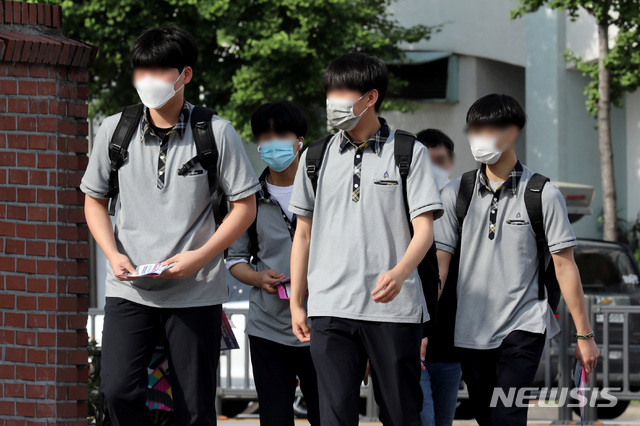 [서울=뉴시스]김병문 기자 = 수도권의 중학생 등교가 3분의 2로 늘어나고 직업계 고등학교 전면 등교가 시작된 14일 오전 서울 성북구 서울도시과학기술고등학교에서 학생들이 등교를 하고 있다. 2021.06.14. dadazon@newsis.com
