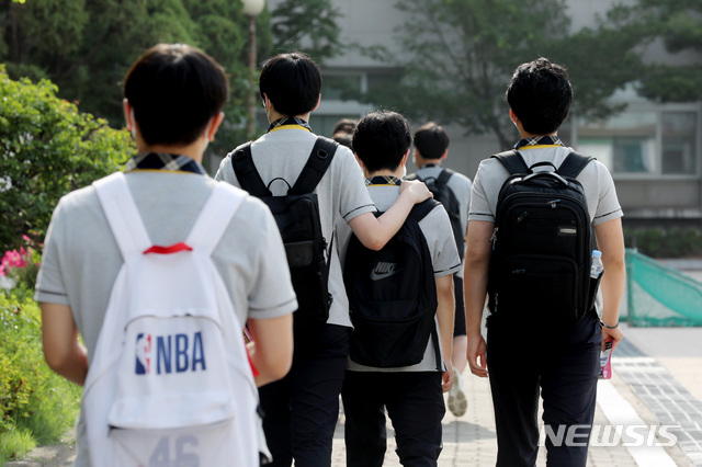 [서울=뉴시스]김병문 기자 =서울의 한 고등학교에서 학생들이 등교를 하고 있다. 2021.06.14. dadazon@newsis.com