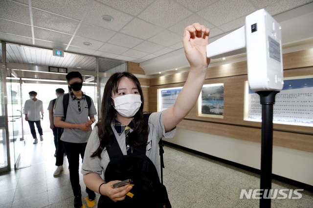 [서울=뉴시스]김병문 기자 = 수도권의 중학생 등교가 3분의 2로 늘어나고 직업계 고등학교 전면 등교가 시작된 14일 오전 서울 성북구 서울도시과학기술고등학교에서 학생들이 등교하기 위해 체온측정하고 있다. 2021.06.14. dadazon@newsis.com