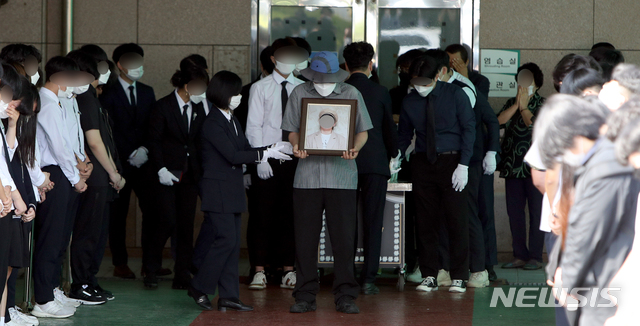 [광주=뉴시스] 류형근 기자 = 광주 동구 학동 재개발 철거 건물 붕괴 참사 희생자 중 마지막으로 수습됐던 고등학생의 발인이 14일 조선대병원 장례식장에서 엄수되고 있다. 2021.06.14. hgryu77@newsis.com 