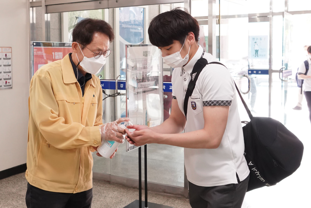 [서울=뉴시스] 직업계고 학생의 취업역량 강화를 위한 등교수업 확대 방안에 따라 전학년 등교수업이 이뤄진 14일 오전 조희연 서울시교육감이 서울 강서구 강서공업고등학교에서 등교하는 학생들에게 손소독제를 뿌려주고 있다. (사진=서울시교육청 제공) 2021.06.14. photo@newsis.com *재판매 및 DB 금지