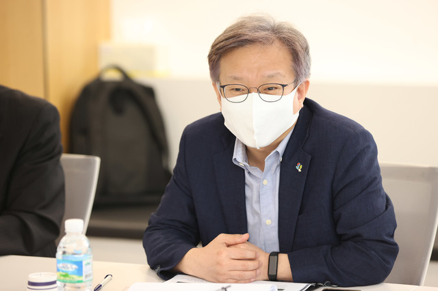 [서울=뉴시스]권칠승 중소벤처기업부 장관이 14일 경기 평택시 KAMP 우수기업인 (주)인터로조를 방문해 발언하고 있다.(사진=중소벤처기업부 제공) 2021.06.14. photo@newsis.com *재판매 및 DB 금지