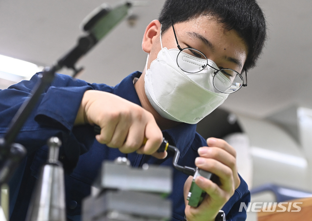 [수원=뉴시스]김종택기자 = 전국 직업계고등학교가 전면 등교를 시작한 14일 경기도 수원시 팔달구 삼일공업고등학교 기계과 학생들이 국가기술자격실기시험을 앞두고 실습 교육을 하고 있다. 2021.06.14.jtk@newsis.com