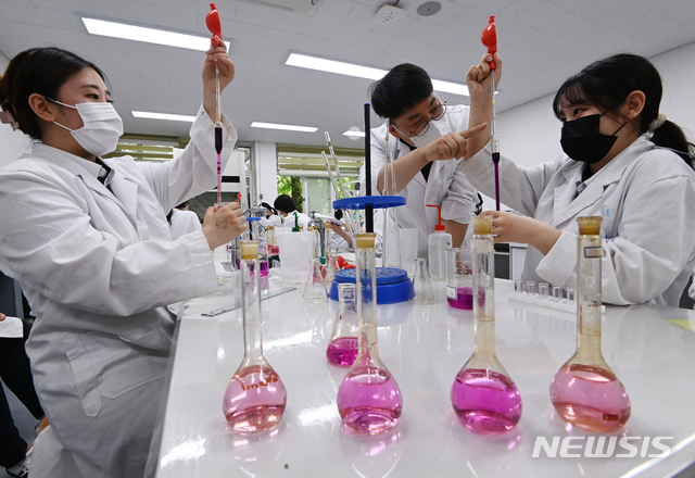 [수원=뉴시스]김종택기자 = 전국 직업계고등학교가 전면 등교를 시작한 14일 경기도 수원시 팔달구 삼일공업고등학교 화공과 학생들이 국가기술자격실기시험을 앞두고 실습 교육을 하고 있다. 2021.06.14.jtk@newsis.com